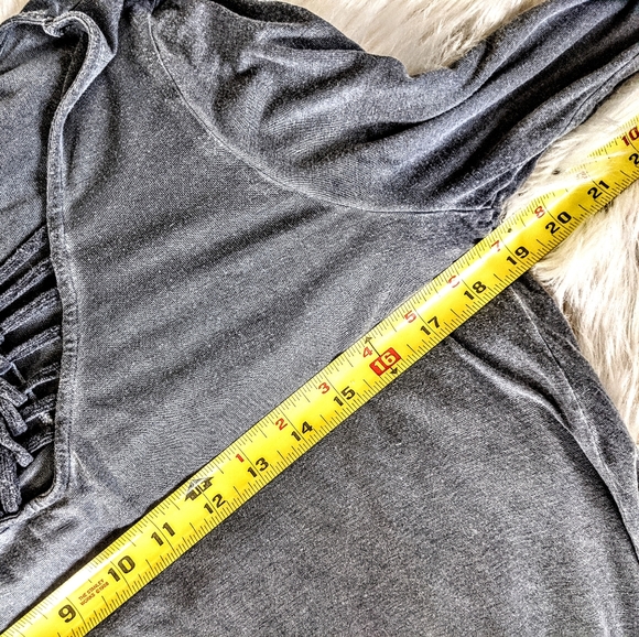 ❤️ 3/$25 Boho Edgy Weaved V Neck Top - Picture 5 of 8